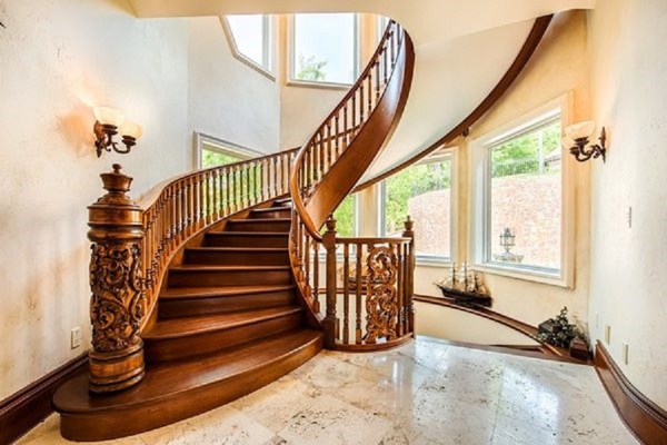 Nên chọn cầu thang gỗ công nghiệp hay cầu thang gỗ tự nhiên cho ngôi nhà của bạn?